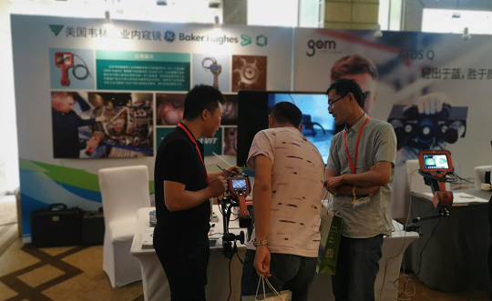 北京韋林意威特工業(yè)內窺鏡有限公司的技術人員，正在為與會者介紹韋林工業(yè)內窺鏡在汽車檢測方面的應用